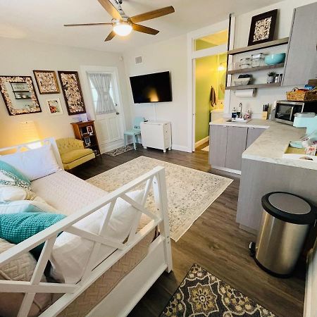 Coastal Chic Suite With Kitchenette And Private Entrance St. Petersburg Ngoại thất bức ảnh