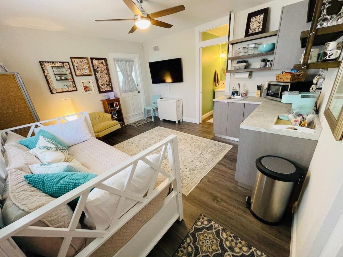 Coastal Chic Suite With Kitchenette And Private Entrance St. Petersburg Ngoại thất bức ảnh
