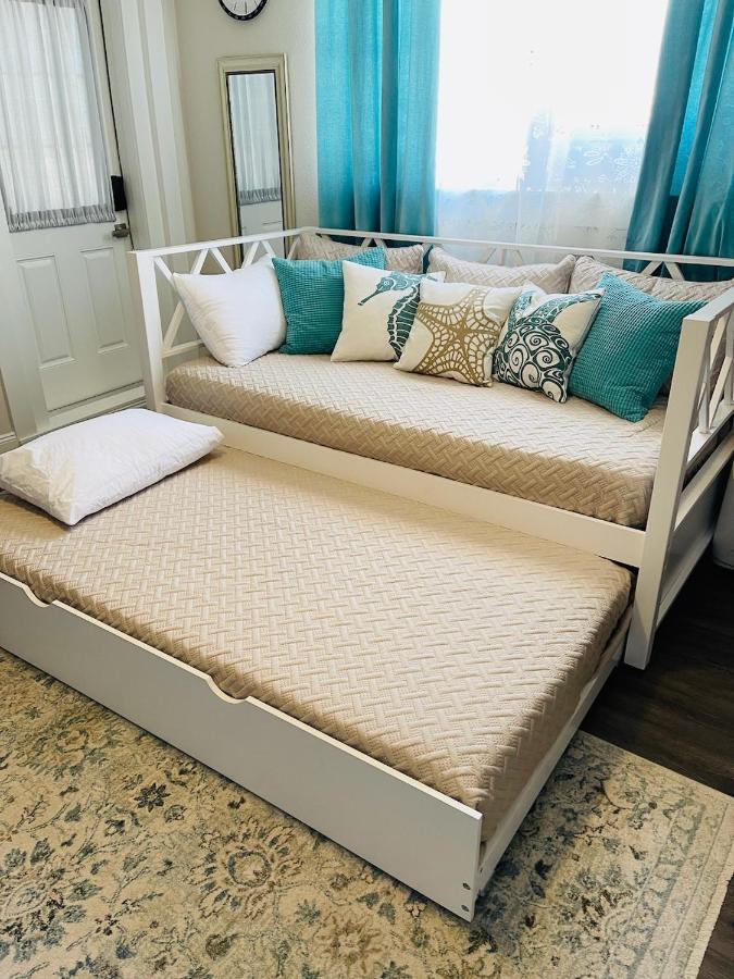 Coastal Chic Suite With Kitchenette And Private Entrance St. Petersburg Ngoại thất bức ảnh